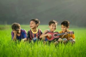 Brincadeiras com copos musicais para crianças em casa