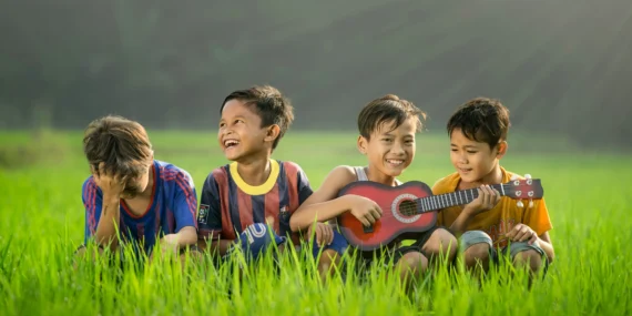 Brincadeiras com copos musicais para crianças em casa
