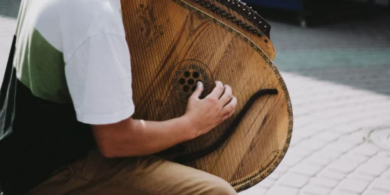 O que é a lira de roda e por que voltou à cena folk