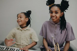 Jogos de improvisação musical infantil para estimular a criação