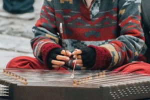 O que é o psaltério e por que voltou à música folk moderna