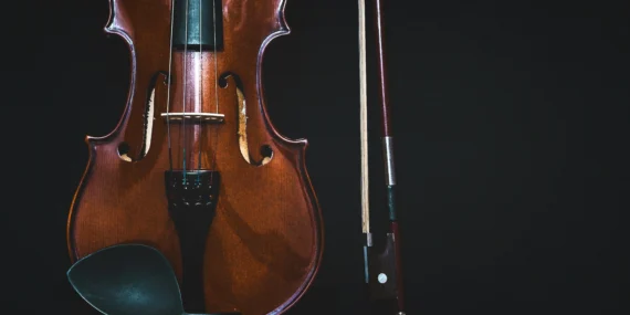 Como a técnica chop no violino cria grooves em grupos musicais