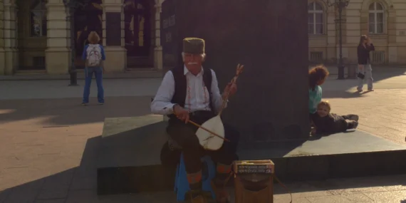 Conheça o gusle balcânico e suas histórias cantadas